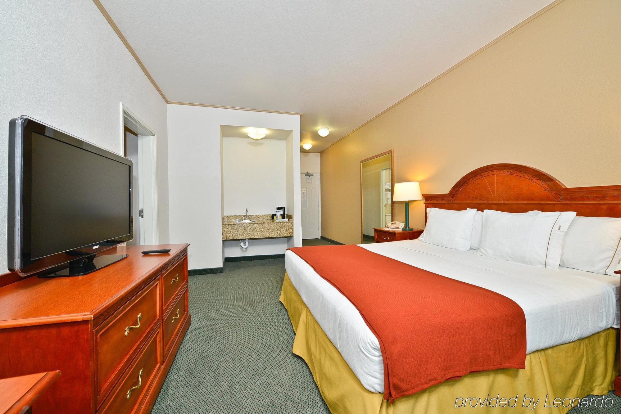 Holiday Inn Express & Suites Tacoma South - Lakewood, An Ihg Hotel Exterior photo